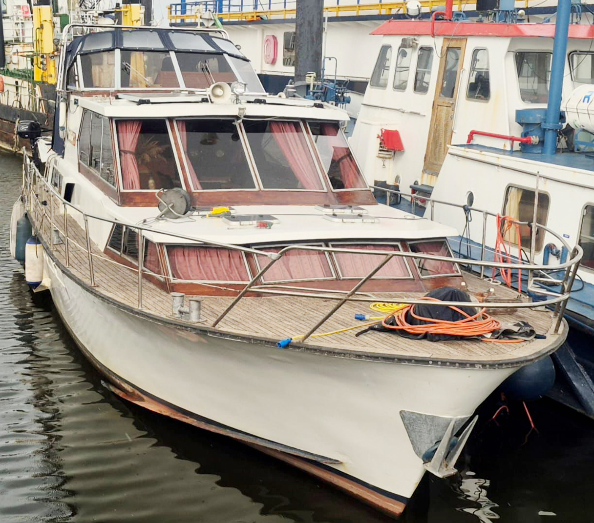 Motorjacht Zeemeeuw - Dubbel schroefs (met bijboot en BB motor)